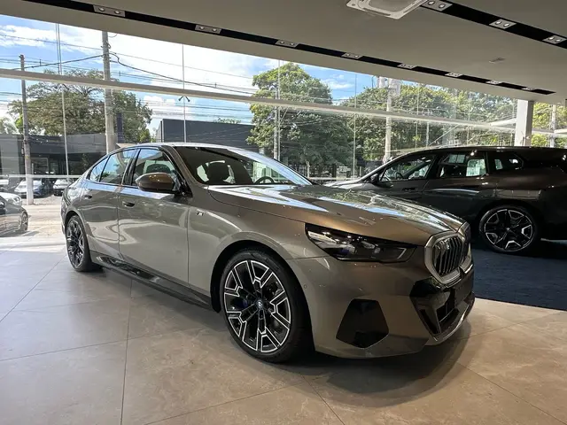 Carro BMW 530e 2025 M Sport 2.0 Turbo (Aut.) (Híb.)