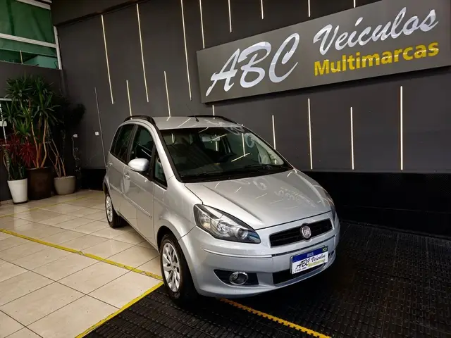 Carro Fiat Idea 2011 Attractive 1.4 8V (Flex)