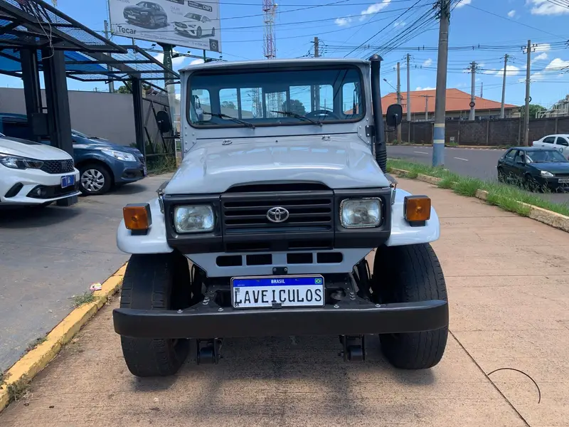 Toyota Bandeirante Jipe BJ50Lv 4x4 3.7 (teto rígido)