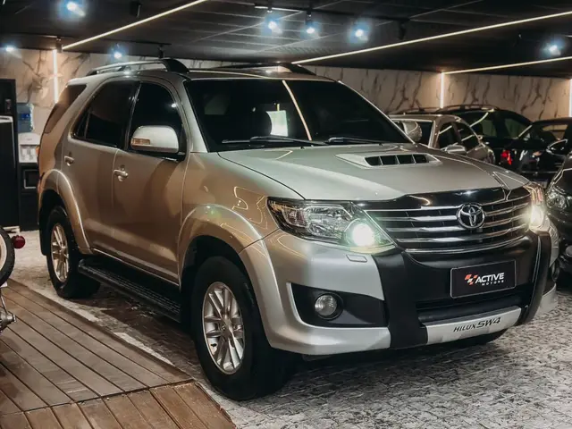 Carro Toyota Hilux SW4 2013 SRV 3.0 TDI 4X4 (5 Lugares)