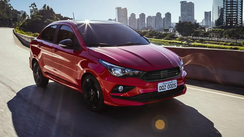 Fiat Cronos 2021 adota logotipo, mas ignora central da nova Strada