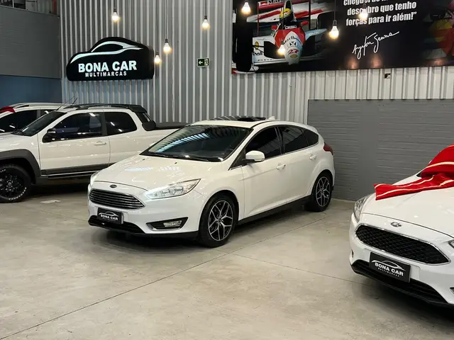 Carro Ford Focus Hatch 2017 Titanium 2.0 PowerShift