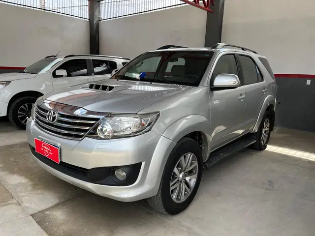 Carro Toyota Hilux SW4 2013 SRV 3.0 4X4 (7 Lugares)