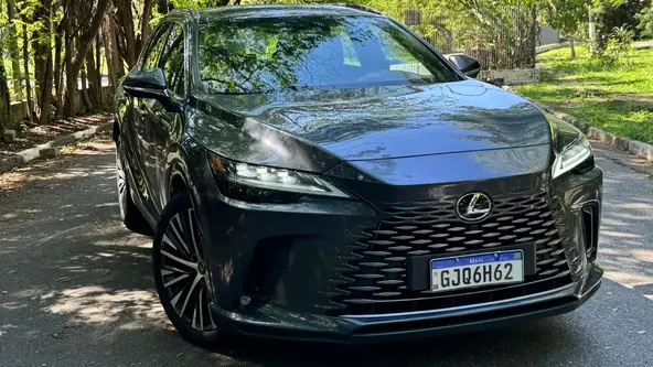Modelo faz parte da divisão de luxo da Toyota e é o modelo mais caro da companhia vendido por aqui 