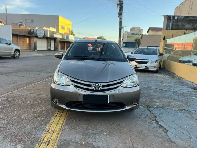 Carro Toyota Etios 2017 X 1.3 (Flex)
