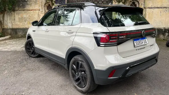 SUV compacto aparece camuflado na Argentina e dá pistas de eletrificação
