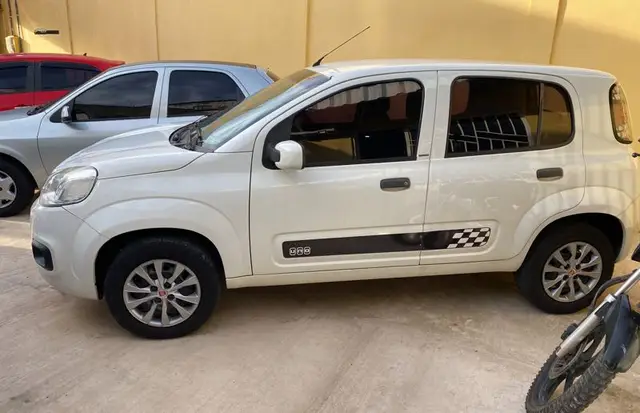 Carro Fiat Uno 2015 Attractive 1.0 8V (Flex) 4p