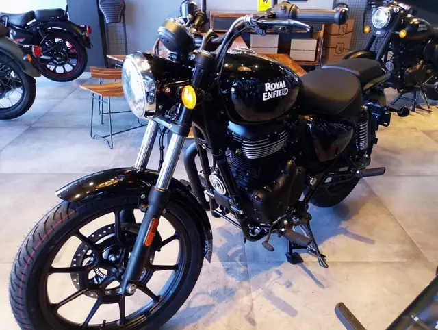 Carro Royal Enfield Meteor 350 2025 Fireball