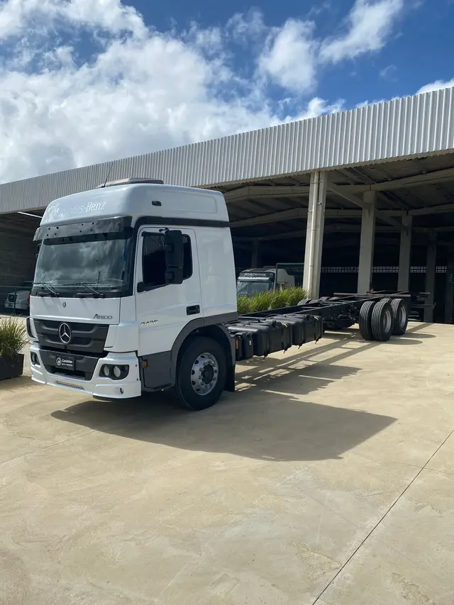 Carro Mercedes-Benz Atego 2021 2426/54 6X2 E5
