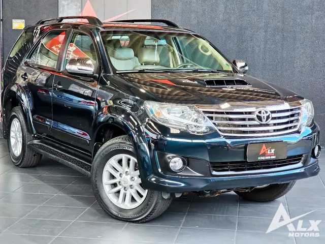 Carro Toyota Hilux SW4 2013 SRV 3.0 TDI 4X4 (5 Lugares)