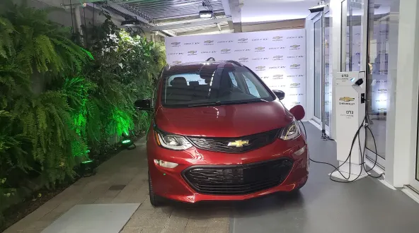 Chevrolet Bolt é o carro elétrico com maior autonomia e tem desempenho surpreendente