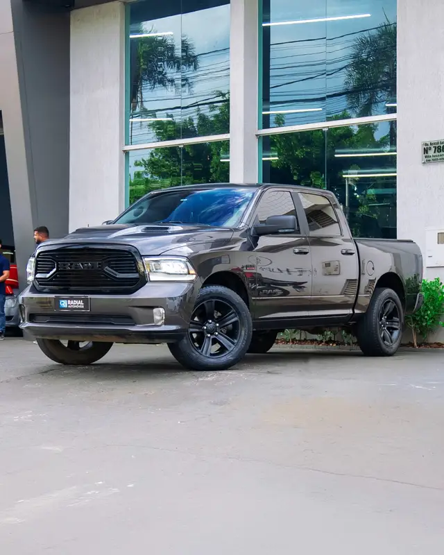 Carro RAM Classic 2022 Laramie Night Edition 5.7