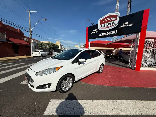 Carro Ford New Fiesta Sedan 2014 1.6 SE PowerShift (Flex)