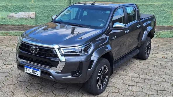 Picape alivia o pé esquerdo do motorista e ainda tem opções de motores a gasolina e diesel