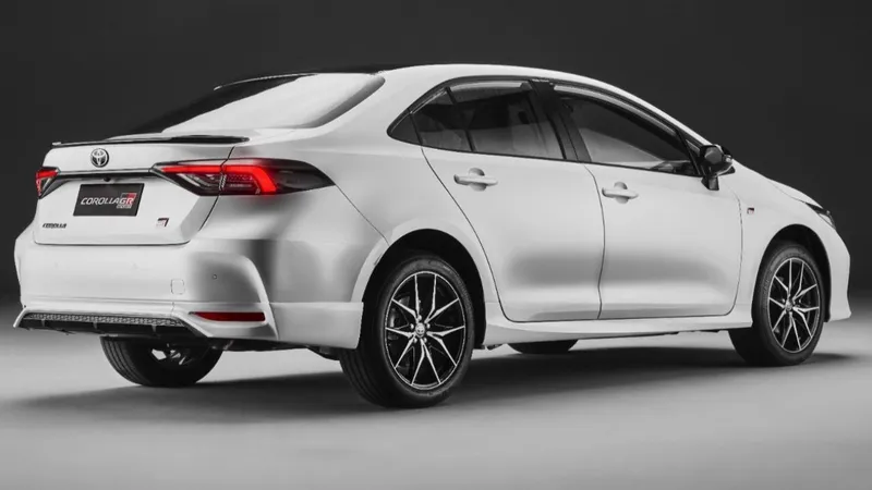 Toyota Corolla 2025 fica até R$ 4.500 mais caro; veja preços e versões