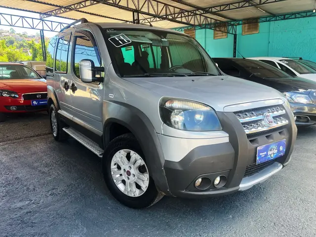 Carro Fiat Doblò 2011 Adventure Locker 1.8 16V (Flex)