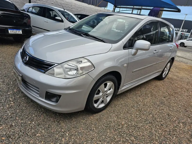 Nissan Tiida SL 1.8 (flex)