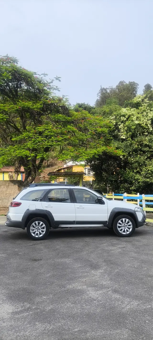 Carro Fiat Weekend 2016 Adventure 1.8 E.torQ Dualogic (Flex)