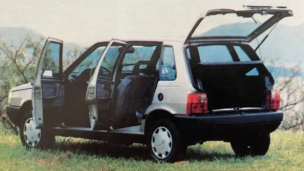 Icônico modelo da Fiat lançado em 1984 e teve versão quatro portas só na década de 1990