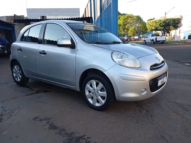 Carro Nissan March 2013 1.6 16V SV (Flex)