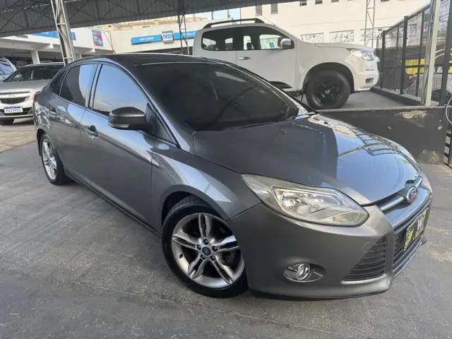 Carro Ford Focus Sedan 2015 SE 2.0 16V PowerShift (Aut)