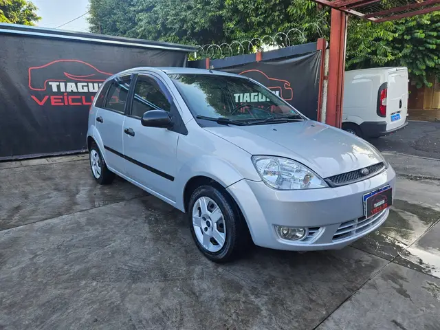 Carro Ford Fiesta Hatch 2004 Personnalité 1.0 8V