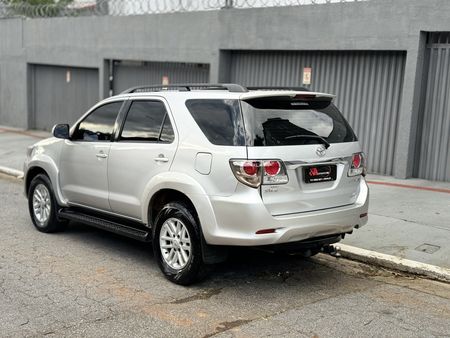 Hilux SW4 SRV 3.0 4X4(5 lugares)
