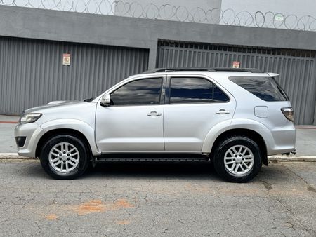Hilux SW4 SRV 3.0 4X4(5 lugares)