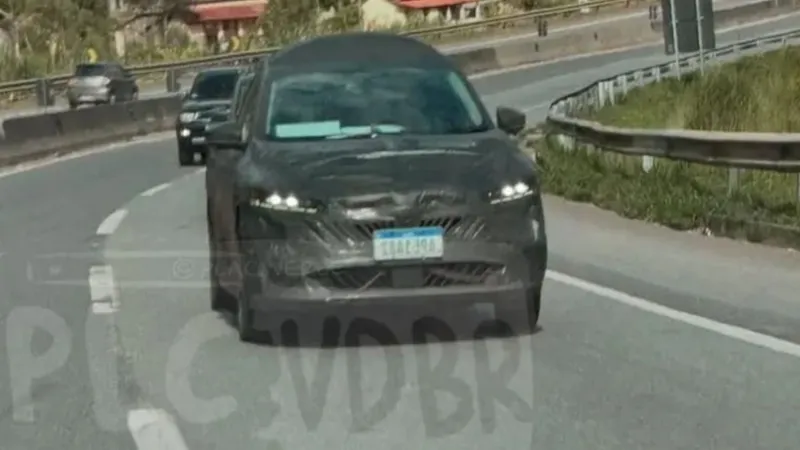 Novo Nissan Sentra 2026 já roda no Brasil contra Toyota Corolla e BYD King
