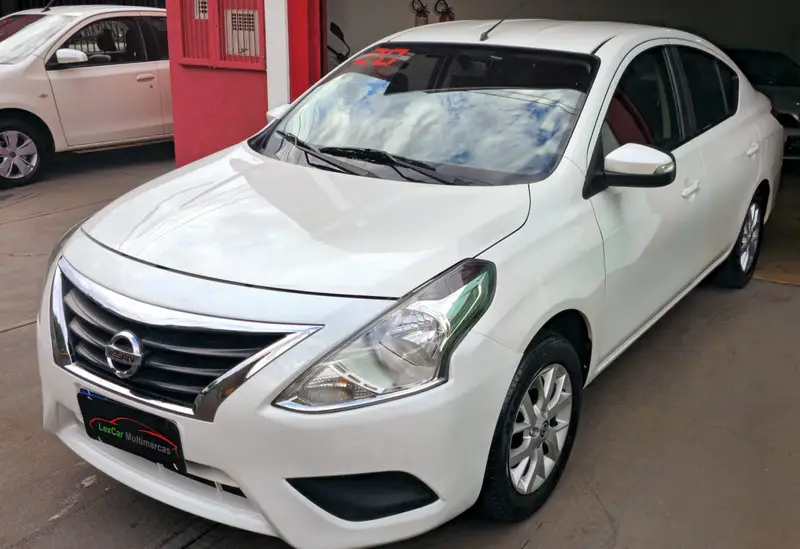 Nissan Versa 1.6 16V SV (Flex)