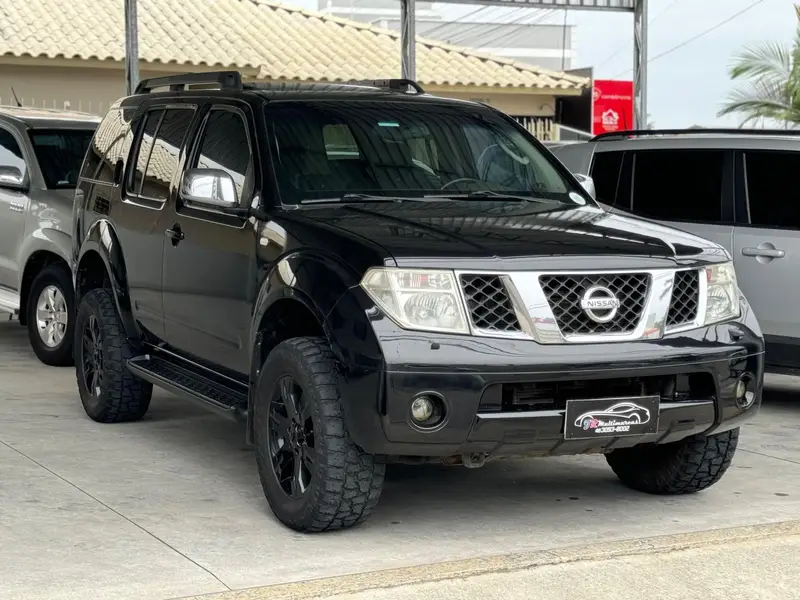 Nissan Pathfinder LE 4x4 2.5