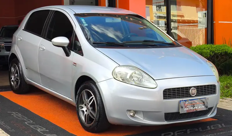 Fiat Punto Essence 1.8 16V Dualogic (Flex)