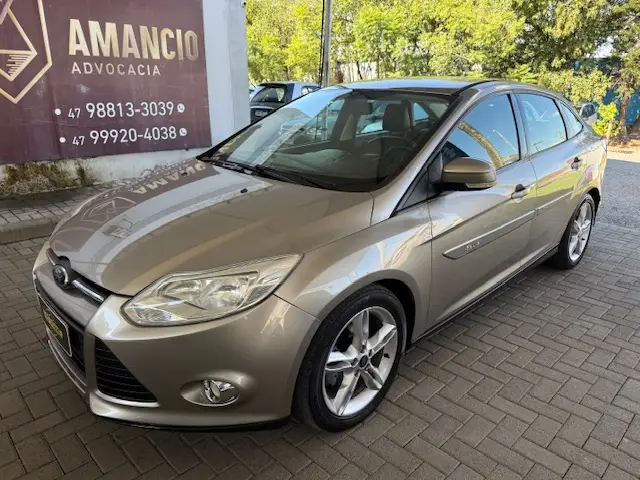 Carro Ford Focus Sedan 2015 SE 2.0 16V PowerShift (Aut)