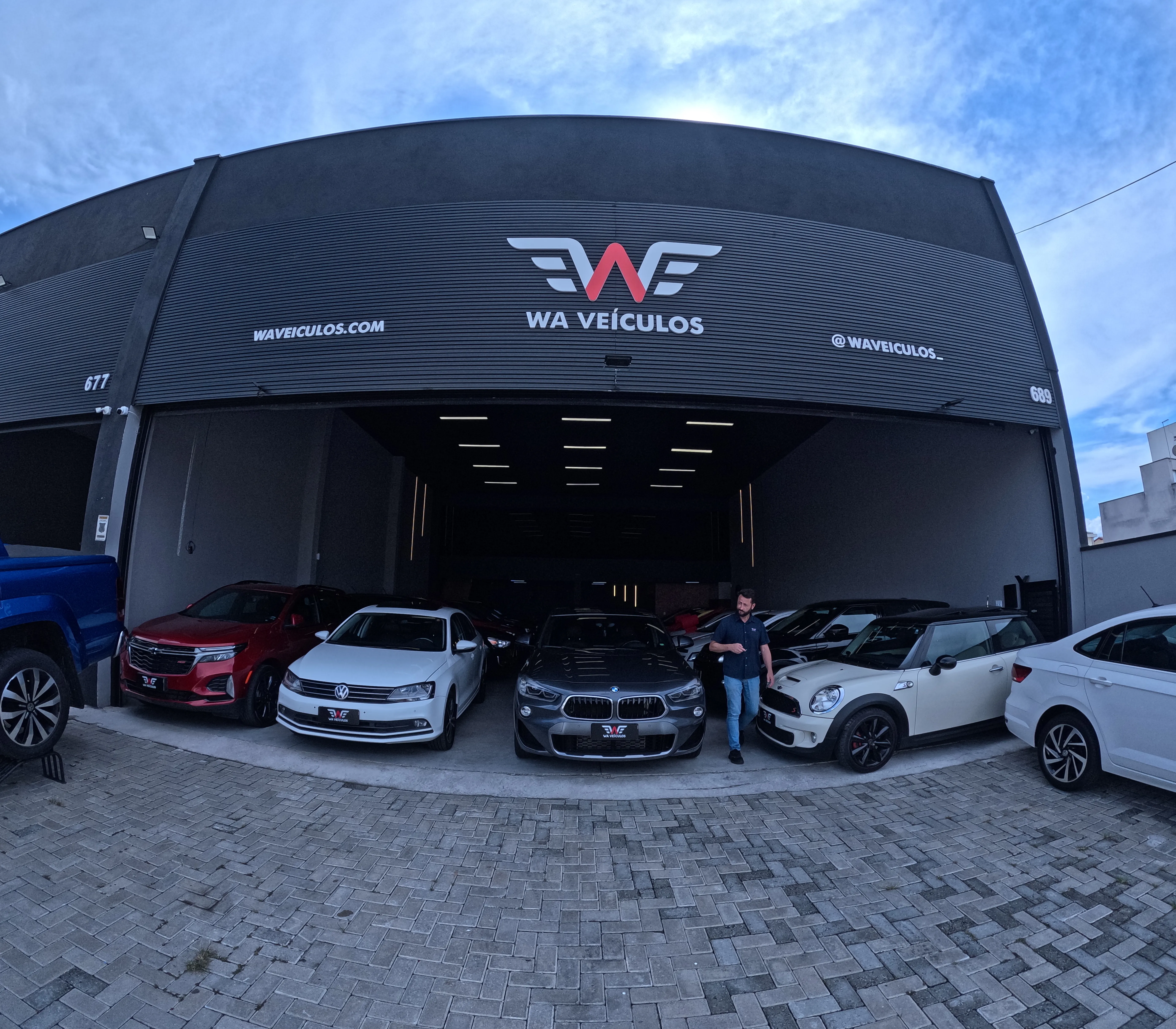 Fachada da loja Veículos à venda em WA Veiculos Ltda - Taubaté - SP | Mobiauto
