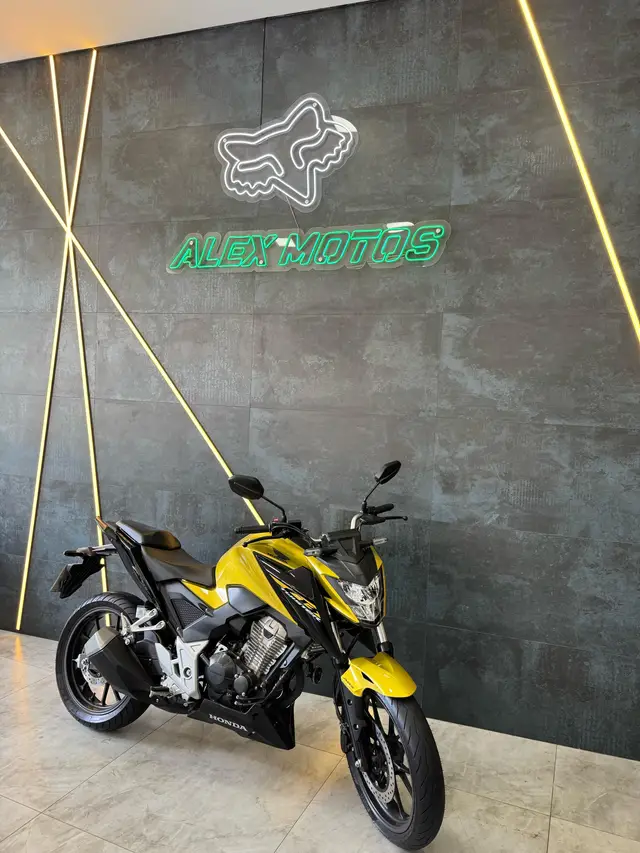 Carro Honda CB 300F Twister 2023 Standard