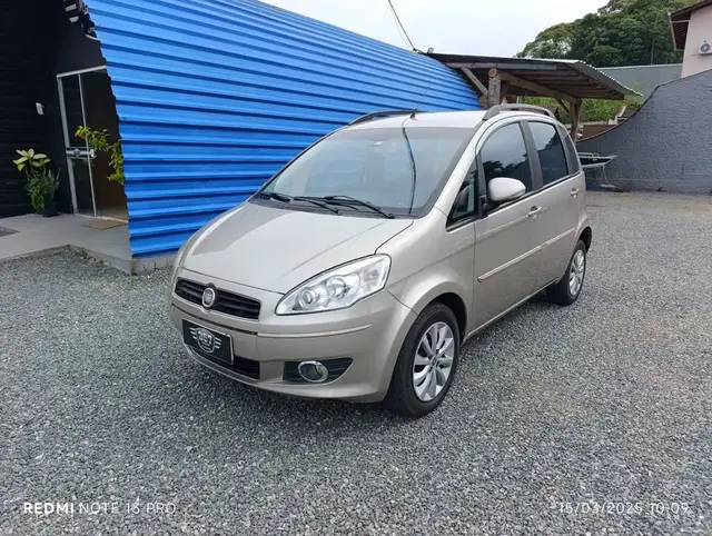 Carro Fiat Idea 2011 Attractive 1.4 8V (Flex)