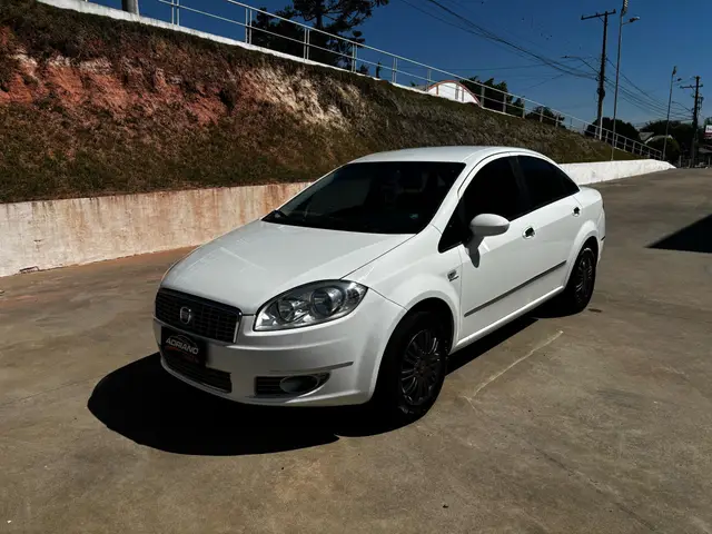 Carro Fiat Linea 2013 ESSENCE Dualogic 1.8 Flex 16V 4p