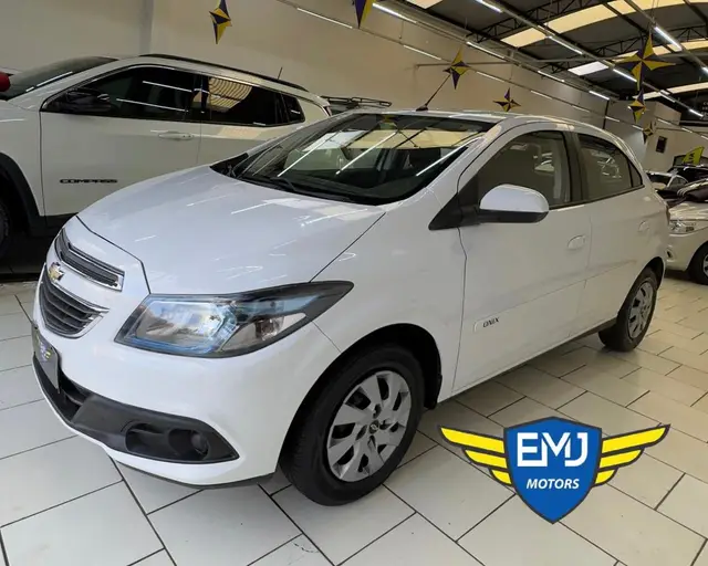 Carro Chevrolet Onix 2015 1.4 LT SPE/4 (Aut)