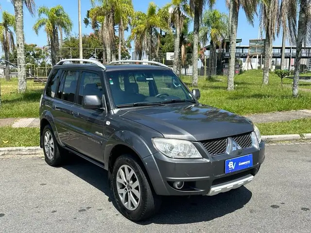 Carro Mitsubishi Pajero TR4 2013 2.0 16V 4x2 (Flex)