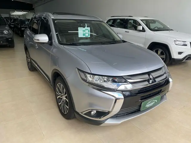 Carro Mitsubishi Outlander 2018 Comfort 2.0 16V (Aut)