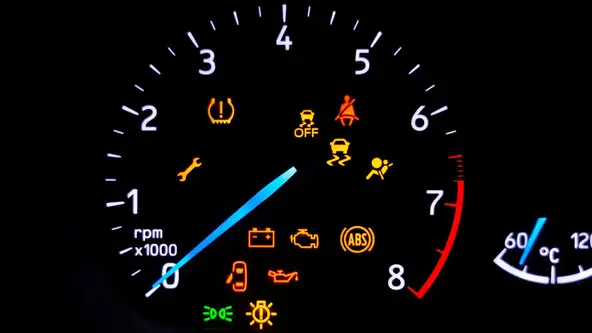 Luzes verdes, amarelas, vermelhas... o que o painel de instrumentos alerta