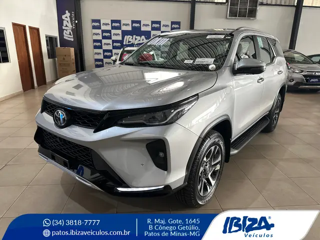 Carro Toyota SW4 2025 SRX Platinum 2.8 Turbodiesel 4x4 (Aut.) (7 Lugares)