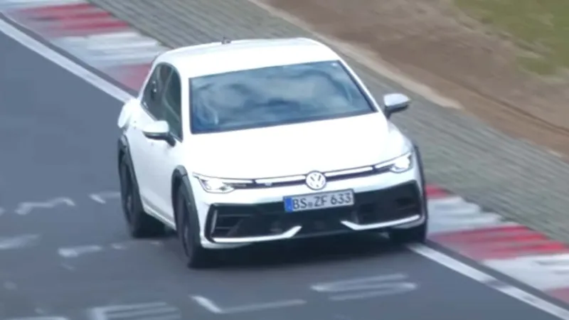 VW Golf R aparece como Polo Track para camuflar novo SUV esportivo da marca