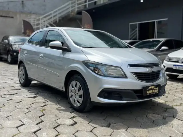 Carro Chevrolet Onix 2015 1.4 LT SPE/4 (Aut)