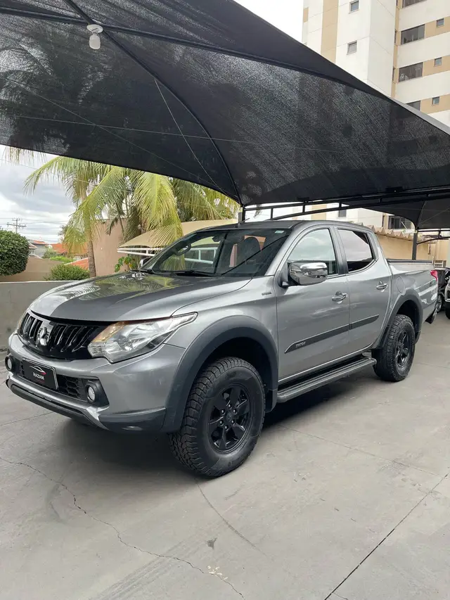 Carro Mitsubishi L200 Triton Outdoor 2021 HPE 2.4 CD 4x4 Die. Aut.