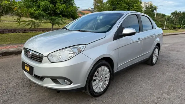 Carro Fiat Grand Siena 2015 ESSENCE ITALIA 1.6 Flex 16V