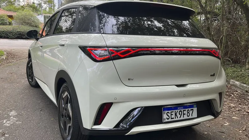 BYD supera Tesla e é marca mais vendida de elétricos em 2025