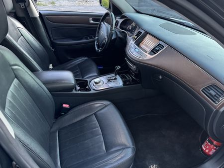 Genesis 3.8L V6 (Aut)