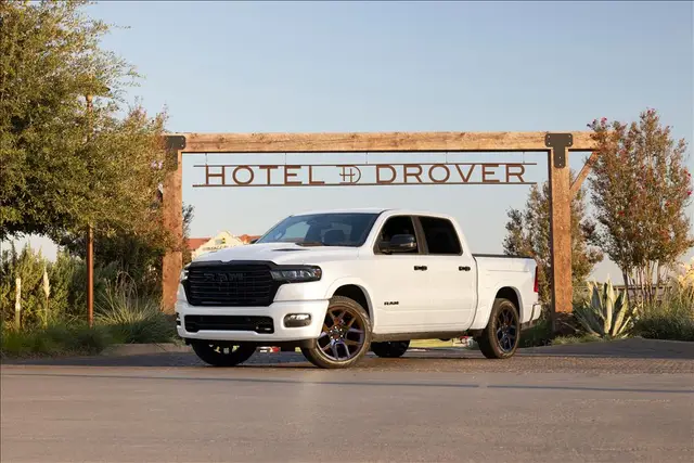 Carro RAM 1500 2025 Laramie Night Edition