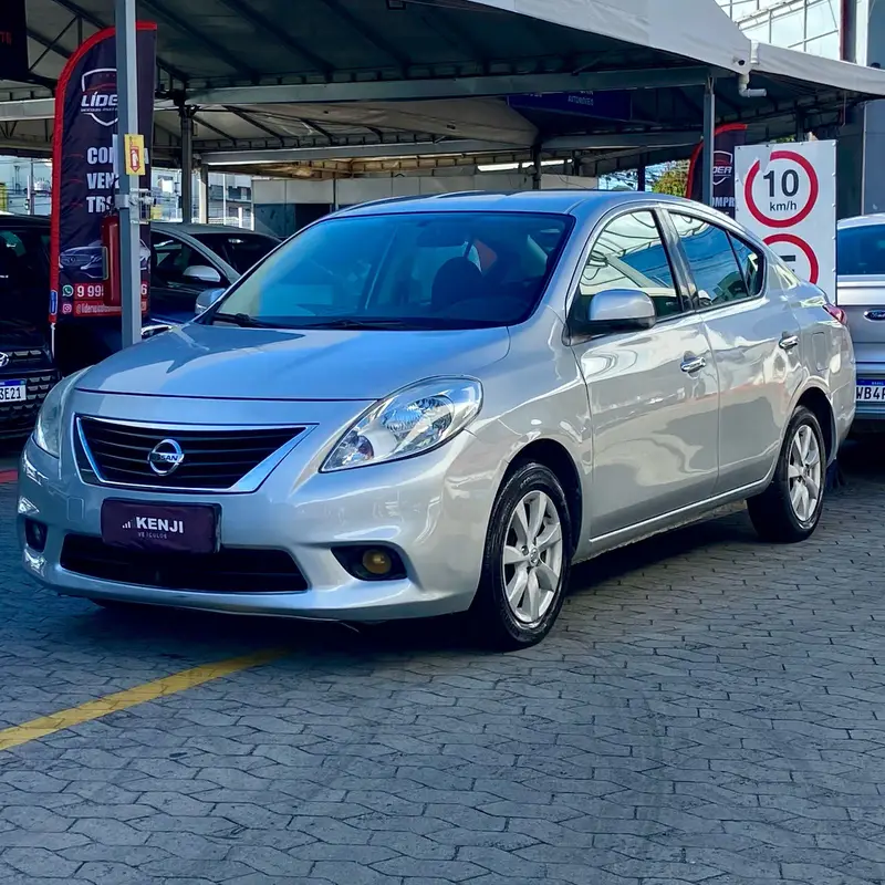 Nissan Versa 1.6 16V SL (Flex)